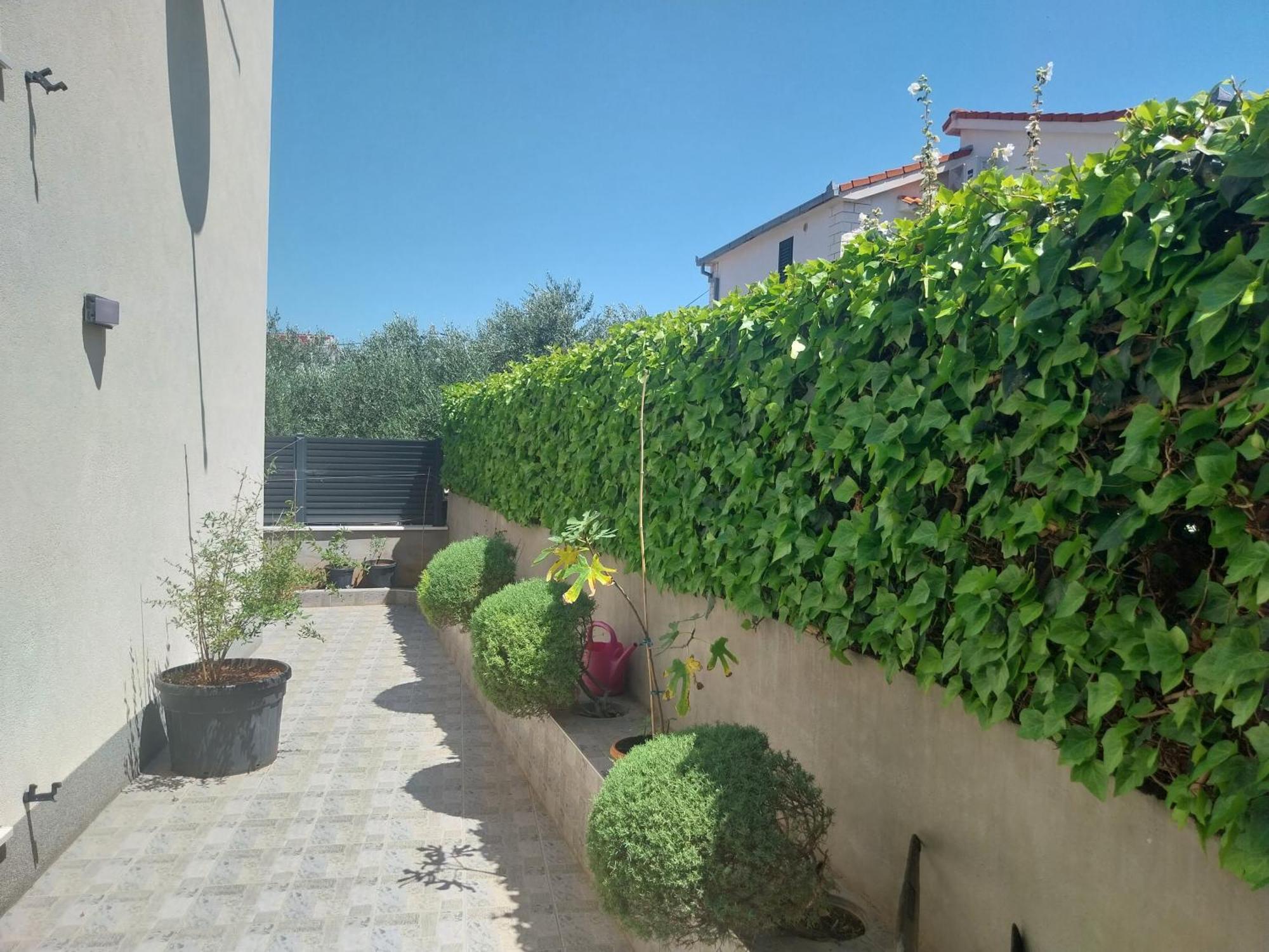 Villa Guliver Slatine Exteriör bild